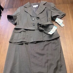 Short sleeve jacket & skirt suit.